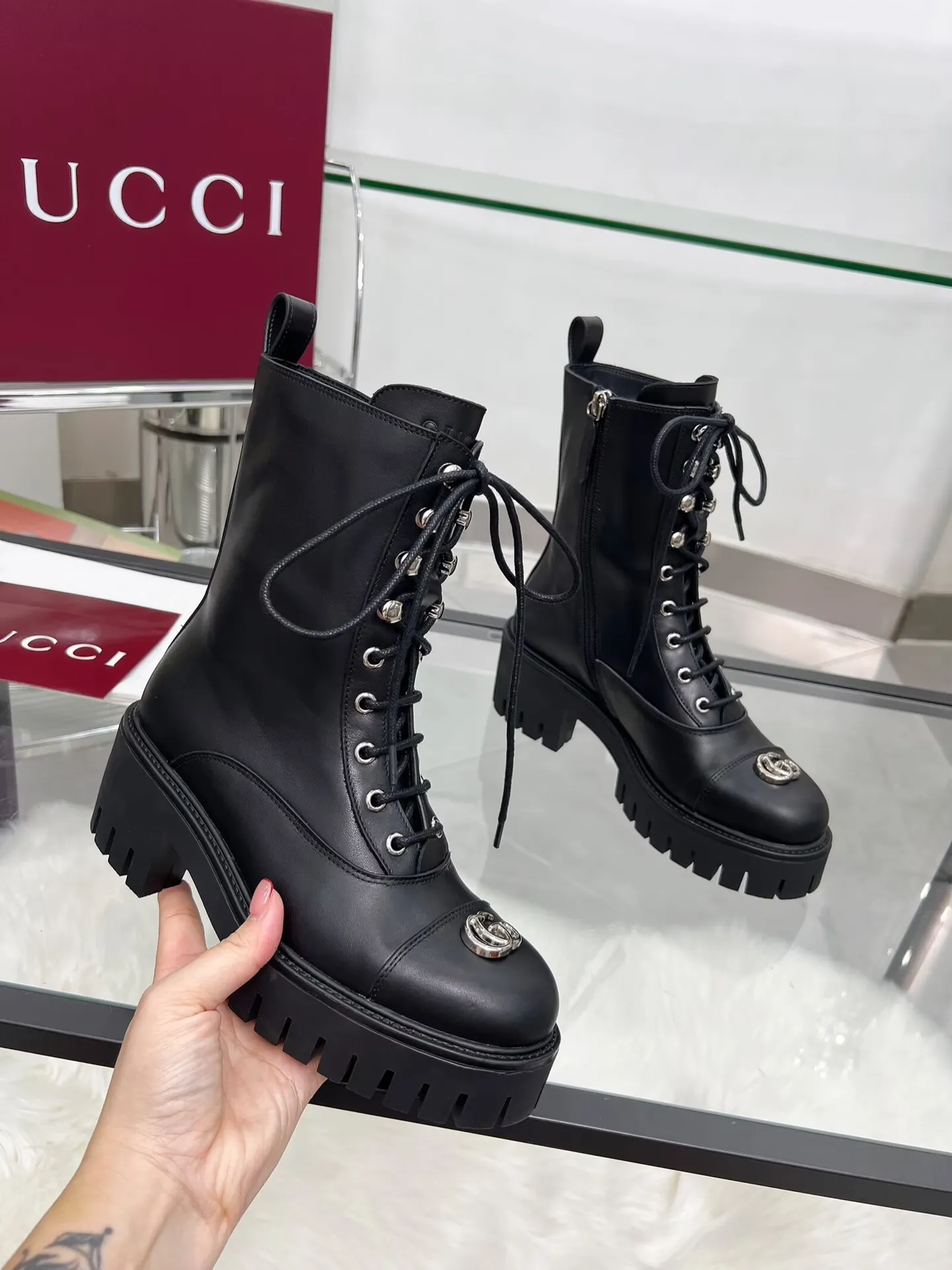 👟👟Ex-factory price 660👟👟 New version of Gucci GUCCI hot sale✅Ankle boots 🎉Very easy to match👍Specially showing retro British style, advanced 3D printing, front Gucci buckle decoration💎LOGO✅ Fabric: imported cowhide🐂 Inner/foot pads: cow lining Color: black green Size: 35-42 {2 heads need to be customized} Heel height: 5cm TPU outsole Packing: Comes with card and cloth bag.
